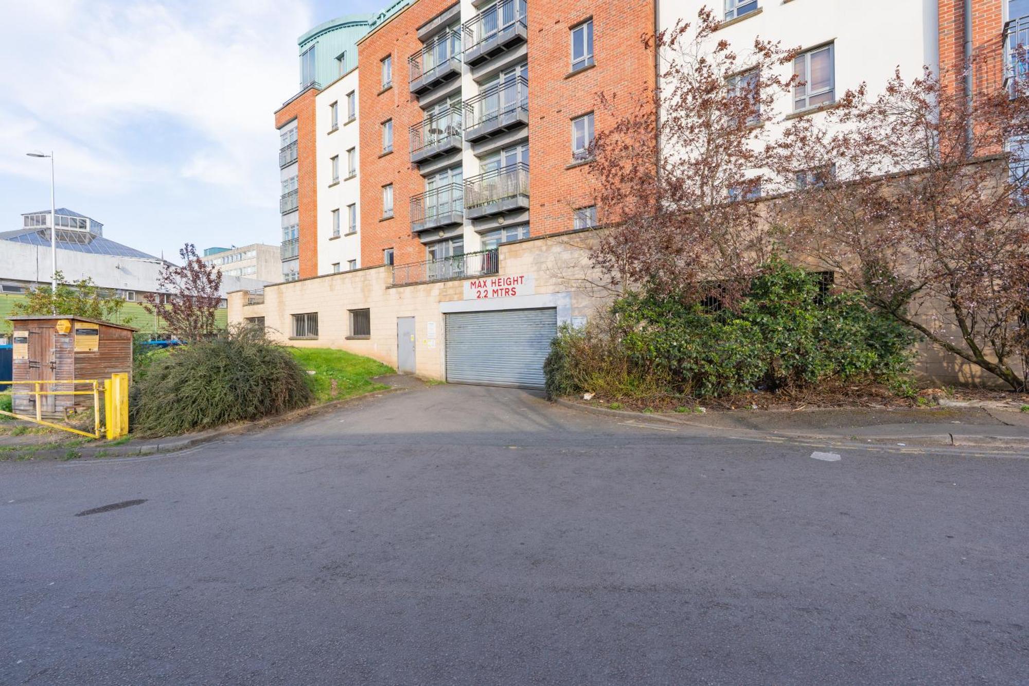 Centre 2 Bedroom - Private Parking, Balcony, Self-check-in And Fast Wifi By Yoko